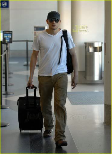 wentworth-miller-hook-em-horns-01.jpg