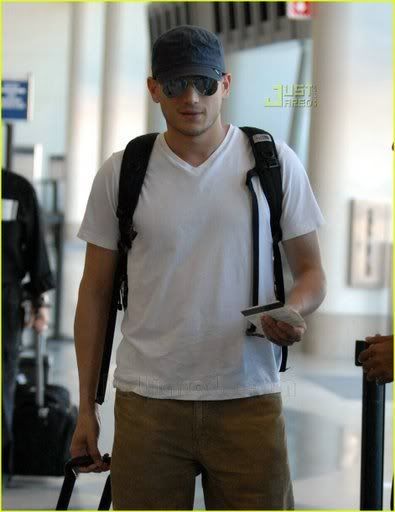 wentworth-miller-hook-em-horns-02.jpg