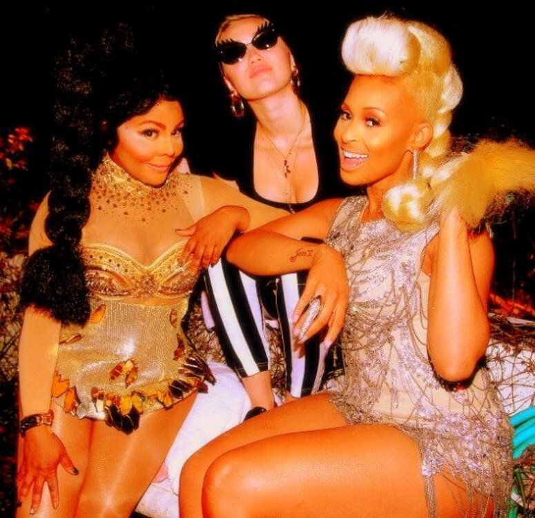 kimmiley zpsc2bf6a8e photo kimmiley zpsc2bf6a8e Lil Kim Remixes Rihannas Pour It Up + Takes Flicks with Elle Varner & Miley Cyrus